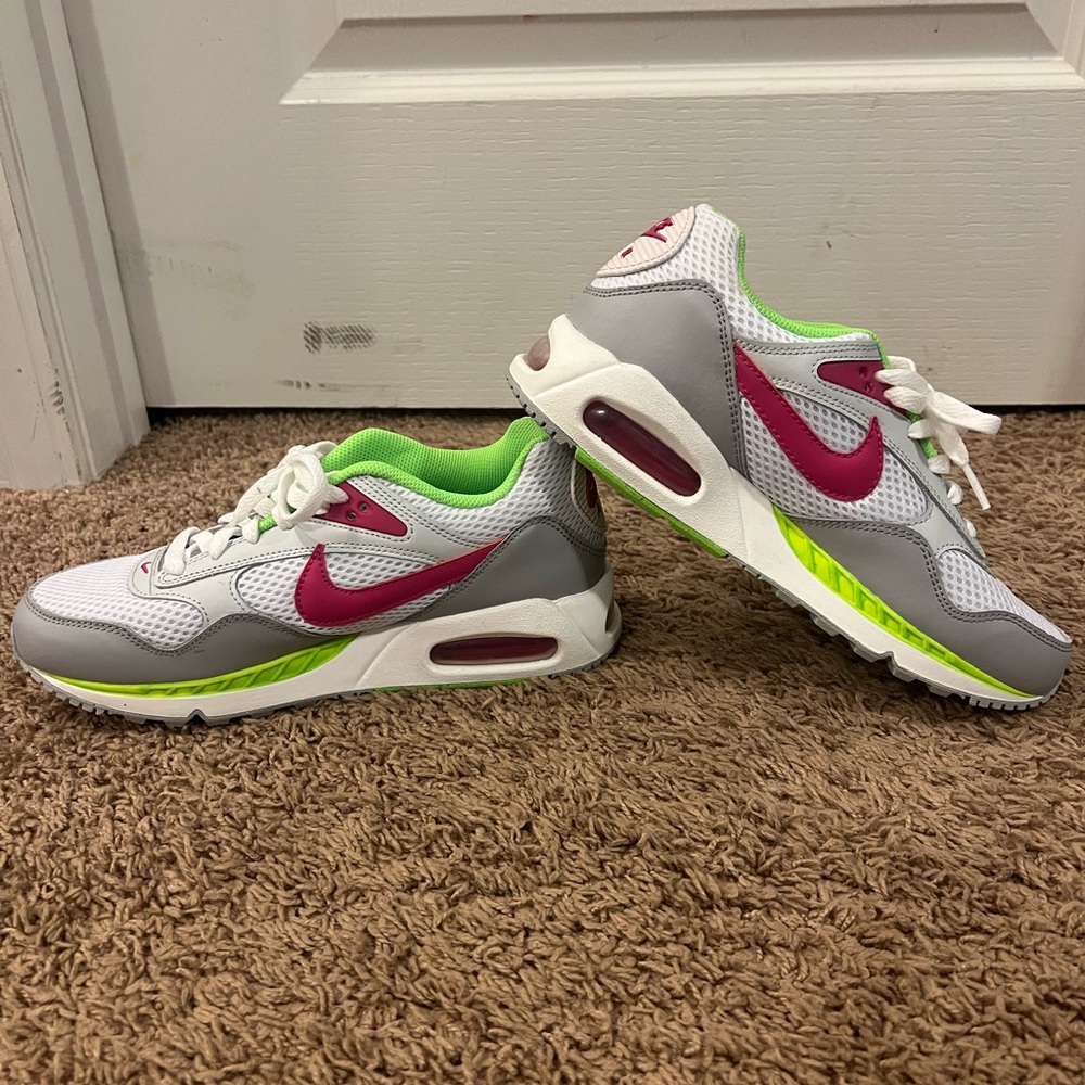 Size 9 Nike Air Max Correlate